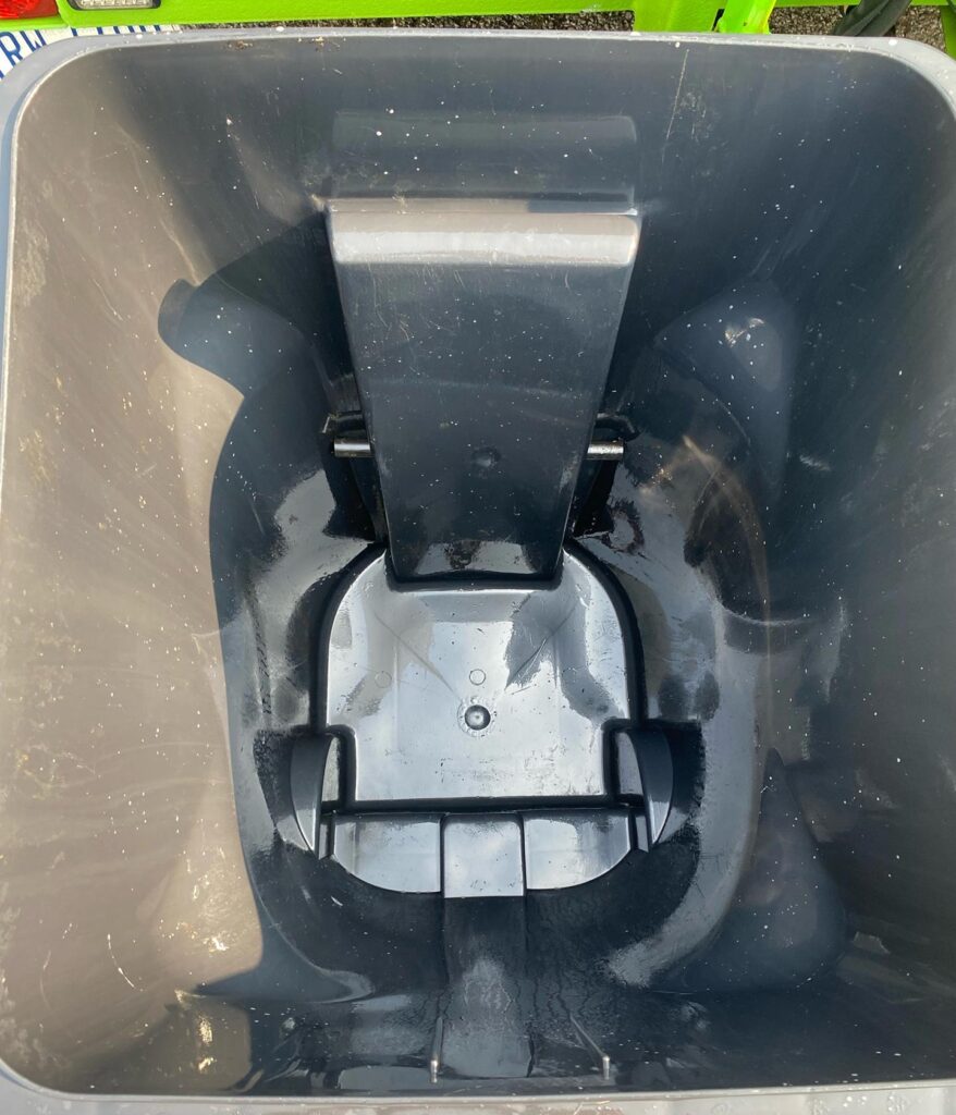 Can Cleaners - Before and After - Garbage Can Cleaning - After 003